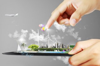 Fotomontage: Hände halten eine Landschaft, auf der erneuerbare Energieträger, Stadt, See, Flugzeug und Co zu sehen sind