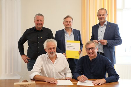 Übergabe des Klimarelevanztools in der Stadt Krems. Copywright: Stadt Krems. Am Bild von oben l.n.r.: XX, Heimo Bürbaumer, XX, Franz Angerer und